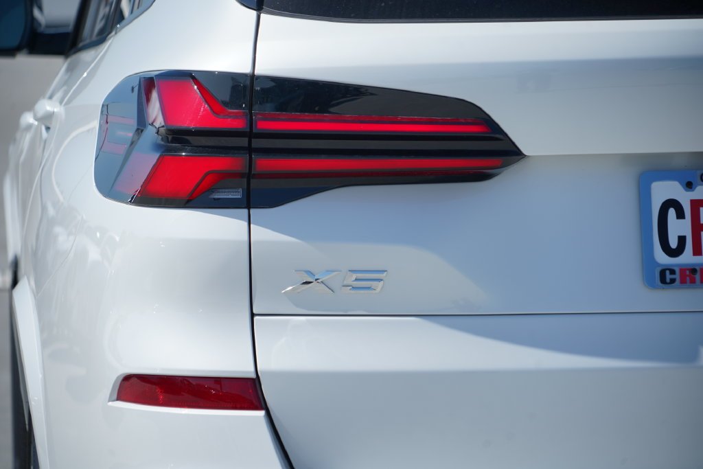 New 2026 Mineral White Metallic BMW xDrive40i image 8