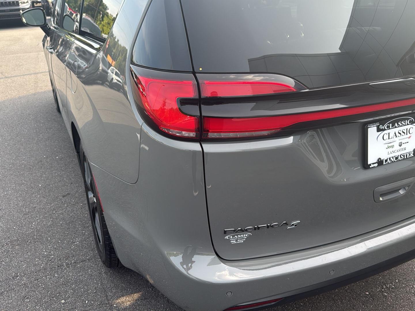 Used 2025 Ceramic Gray Clearcoat Chrysler Limited image 9