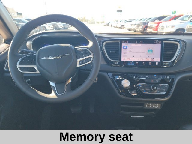 Used 2025 Black Chrysler Select image 4