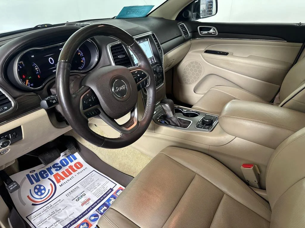 Used 2018 Diamond Black Crystal Pearlcoat Jeep Overland image 26