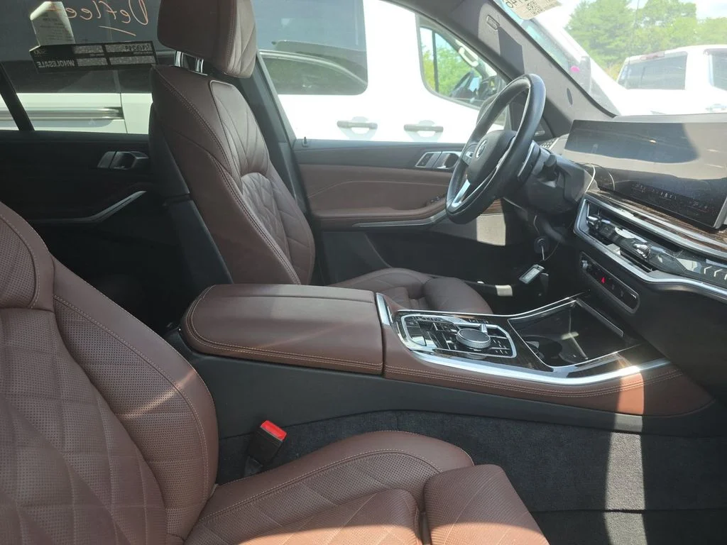 Used 2025 White BMW xDrive40i image 5