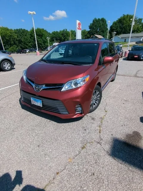Used 2018 Red Toyota XLE image 2