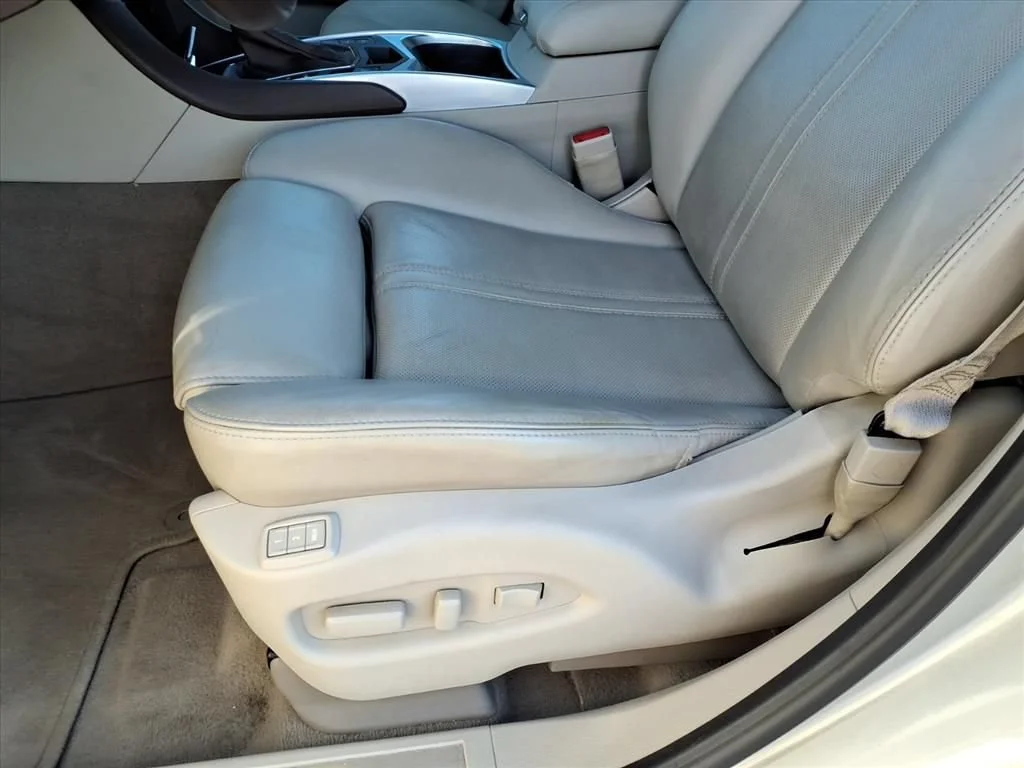 Used 2015 SILVER COAST METALLIC Cadillac Luxury Collection image 5