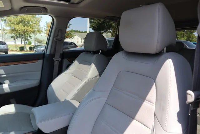 Used 2020 Lunar Silver Metallic Honda Touring image 19