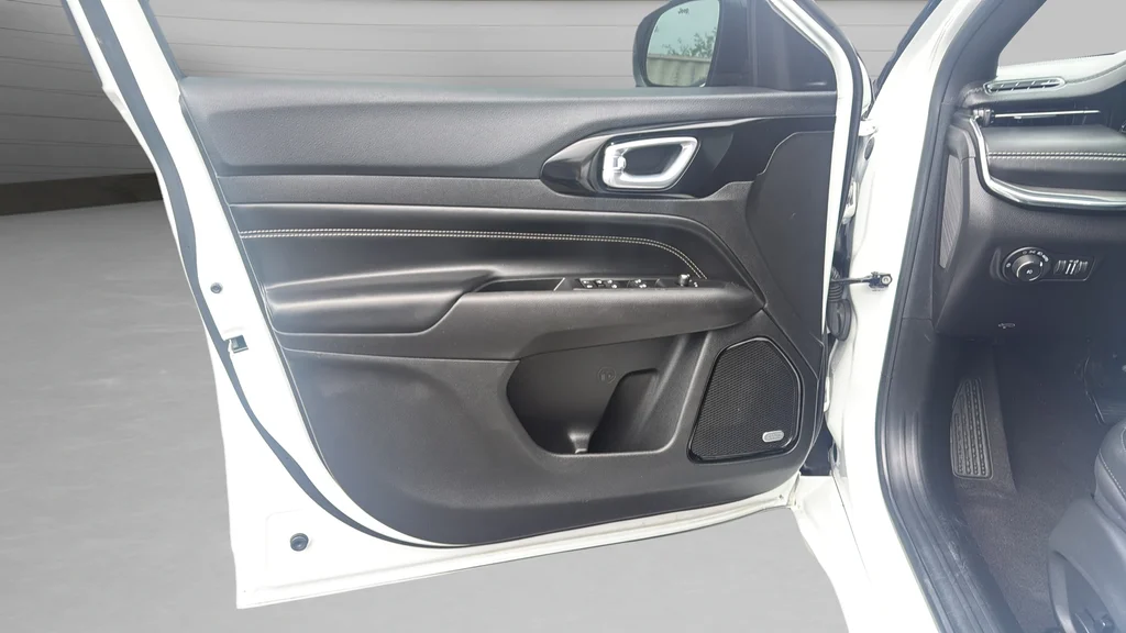 Used 2022 White Jeep High Altitude image 25