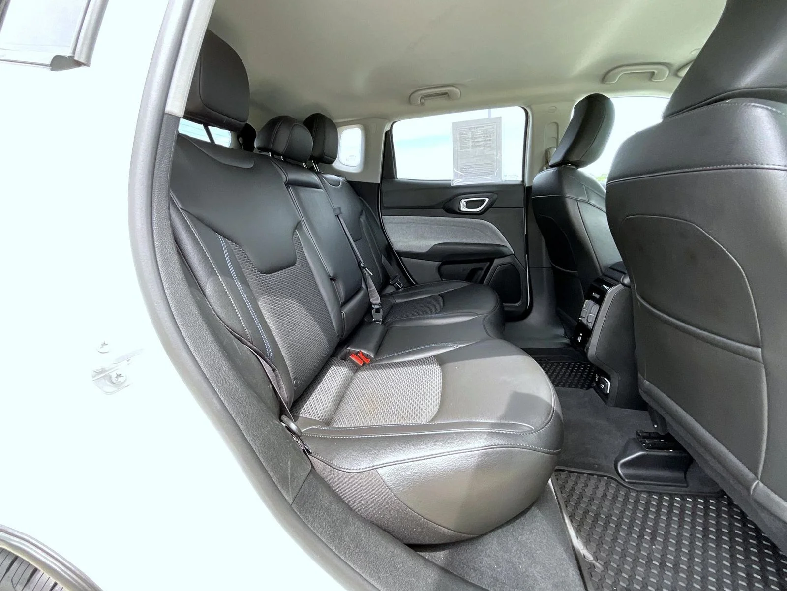 Used 2022 White Jeep Latitude image 19