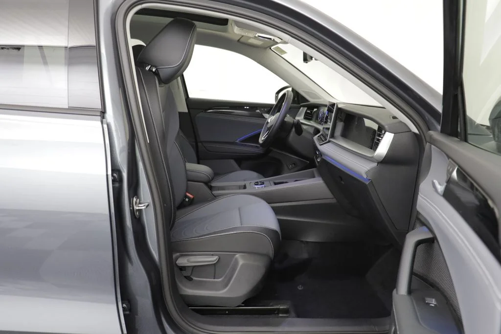 New 2026 Platinum Grey Volkswagen 2.0T SE image 19