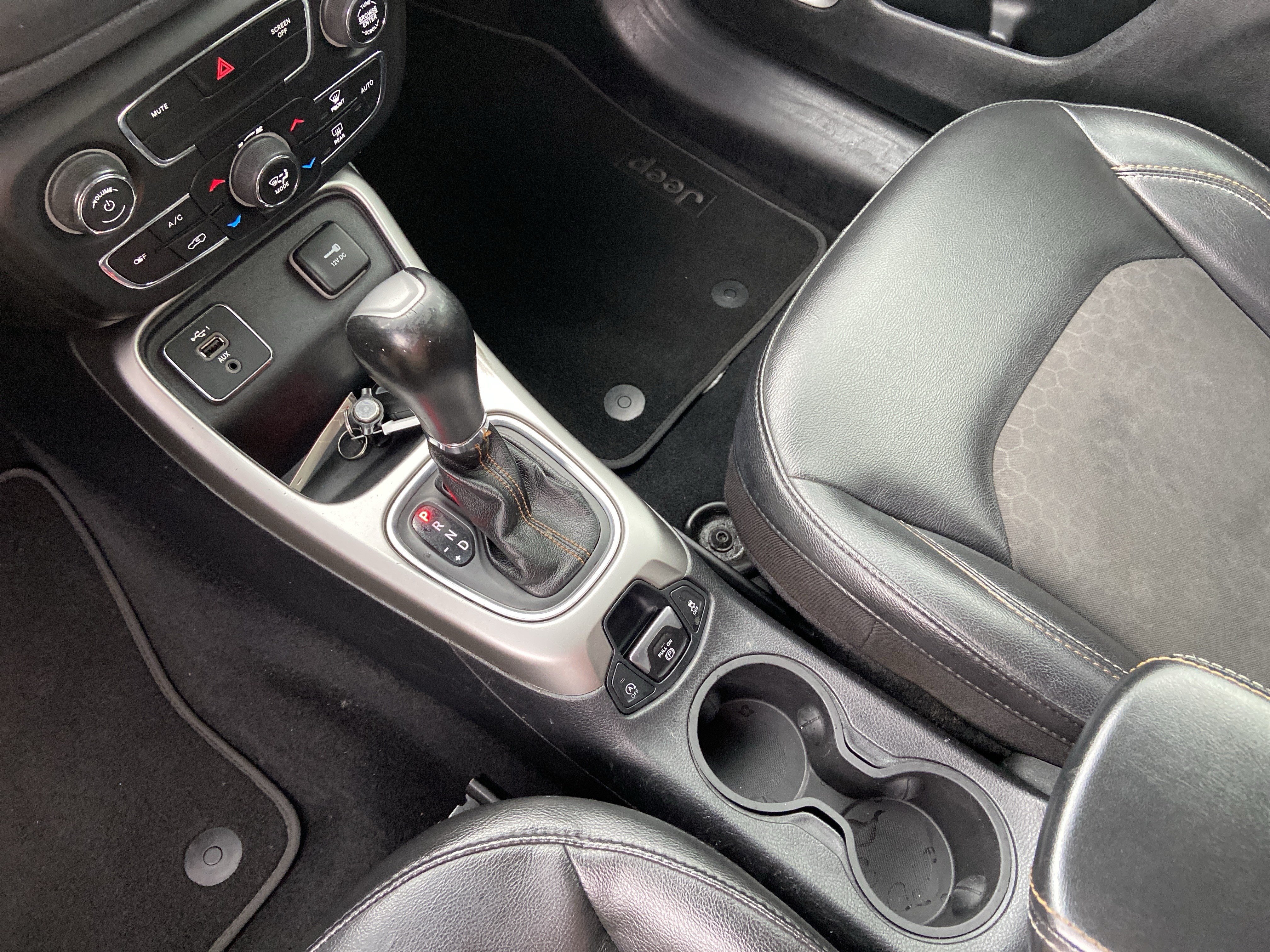 Used 2019 Billet Silver Metallic Clearcoat Jeep Latitude image 26