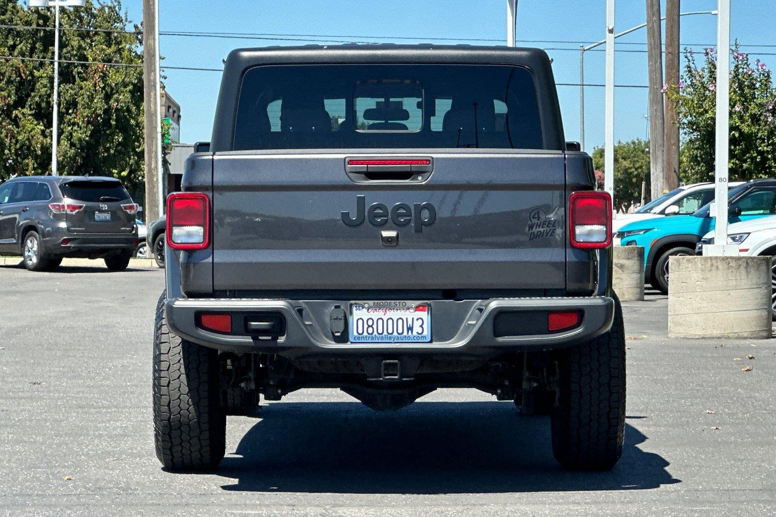 Used 2023 Granite Crystal Metallic Clearcoat Jeep Willys image 4