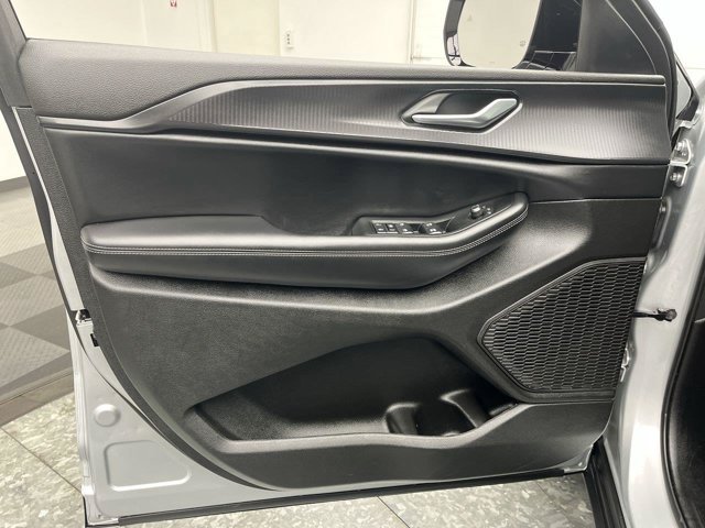 Used 2025 Silver Zynith Jeep Altitude X image 8