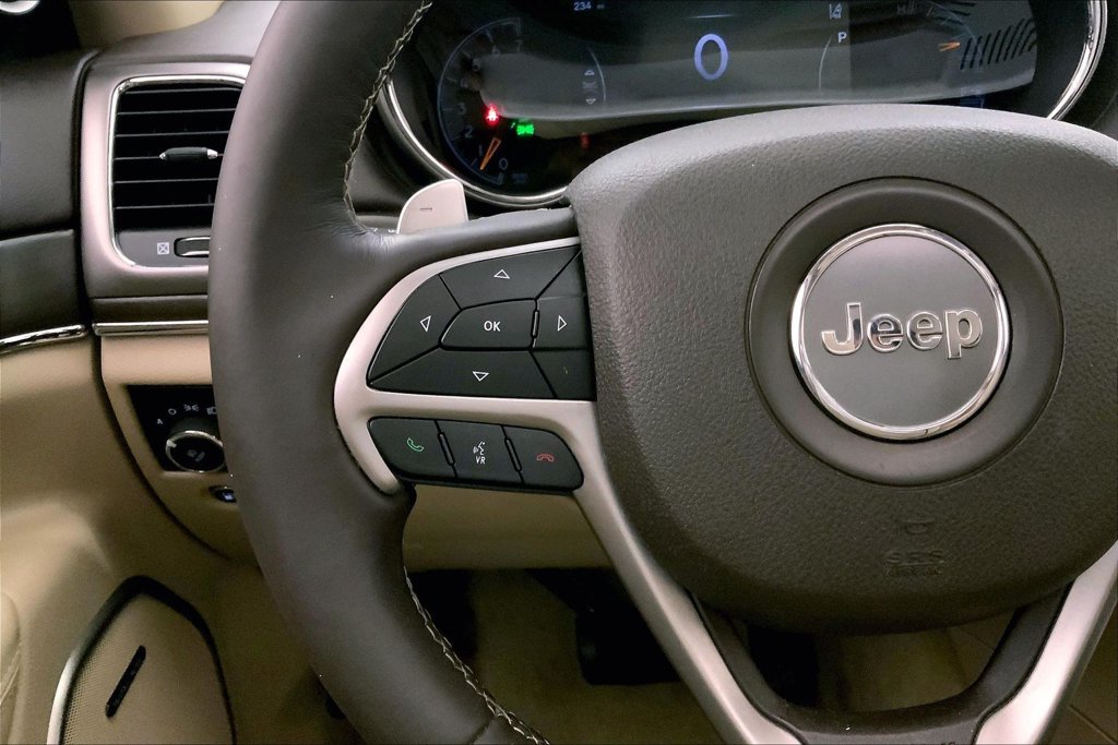 Used 2018 Ivory Jeep Overland image 18