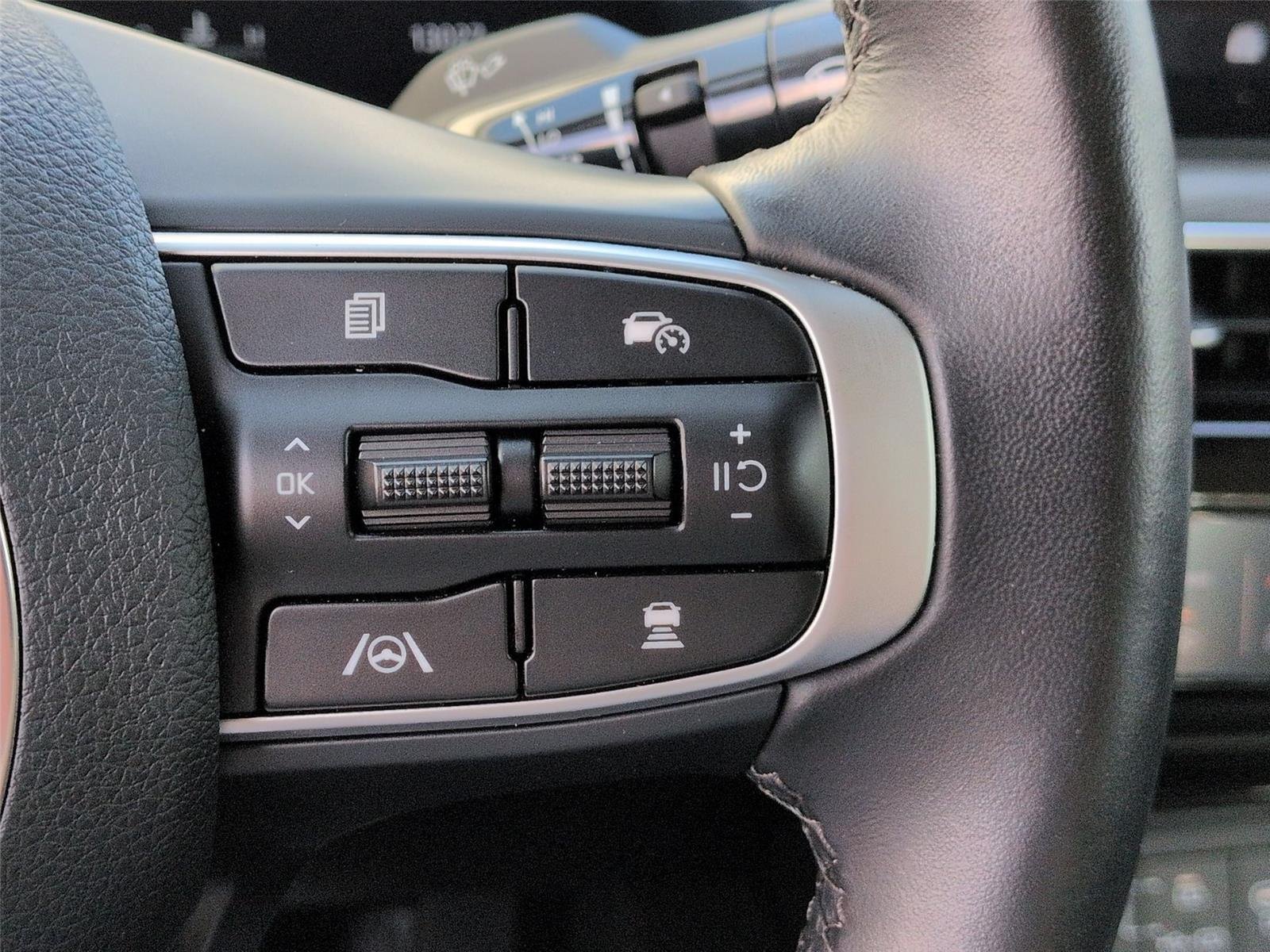 Used 2025 Interstellar Gray Kia EX image 21