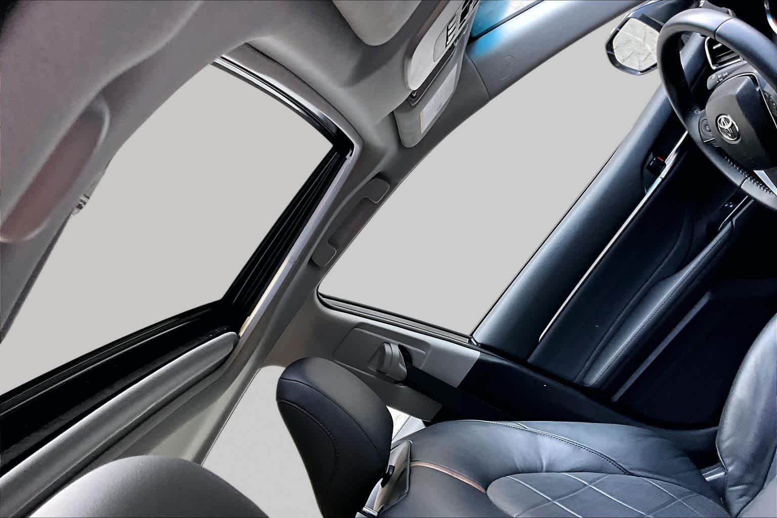 Used 2018 Galactic Aqua Mica Toyota Hybrid XLE image 14