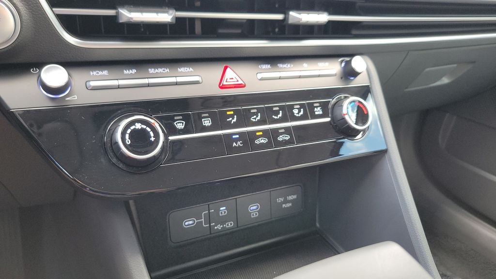 Certified Used 2025 White Hyundai SE image 18