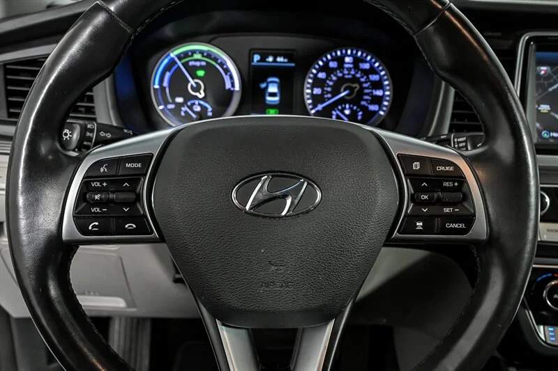Used 2019 Hyper White Hyundai Limited image 22