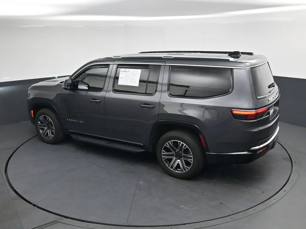Used 2024 Gray Jeep Base image 39
