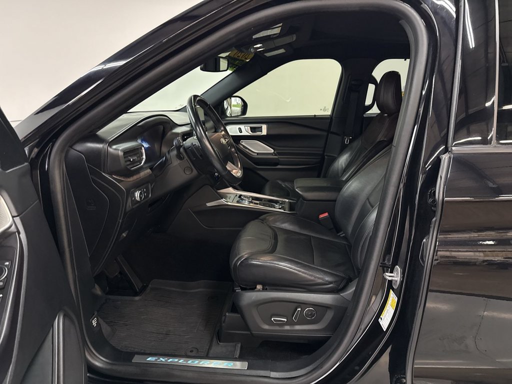 Used 2020 Black Metallic Ford Platinum image 11