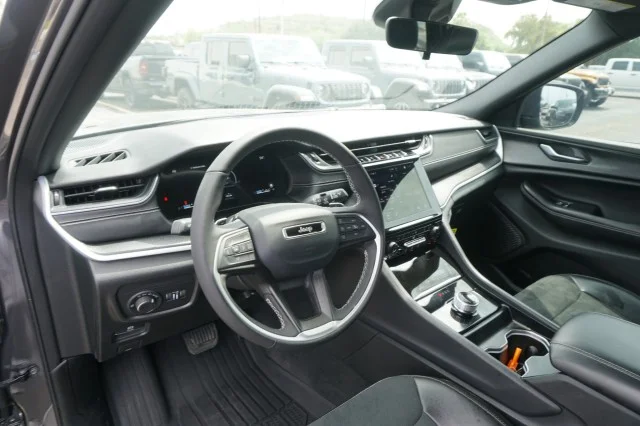 Used 2025  Jeep Laredo X image 17