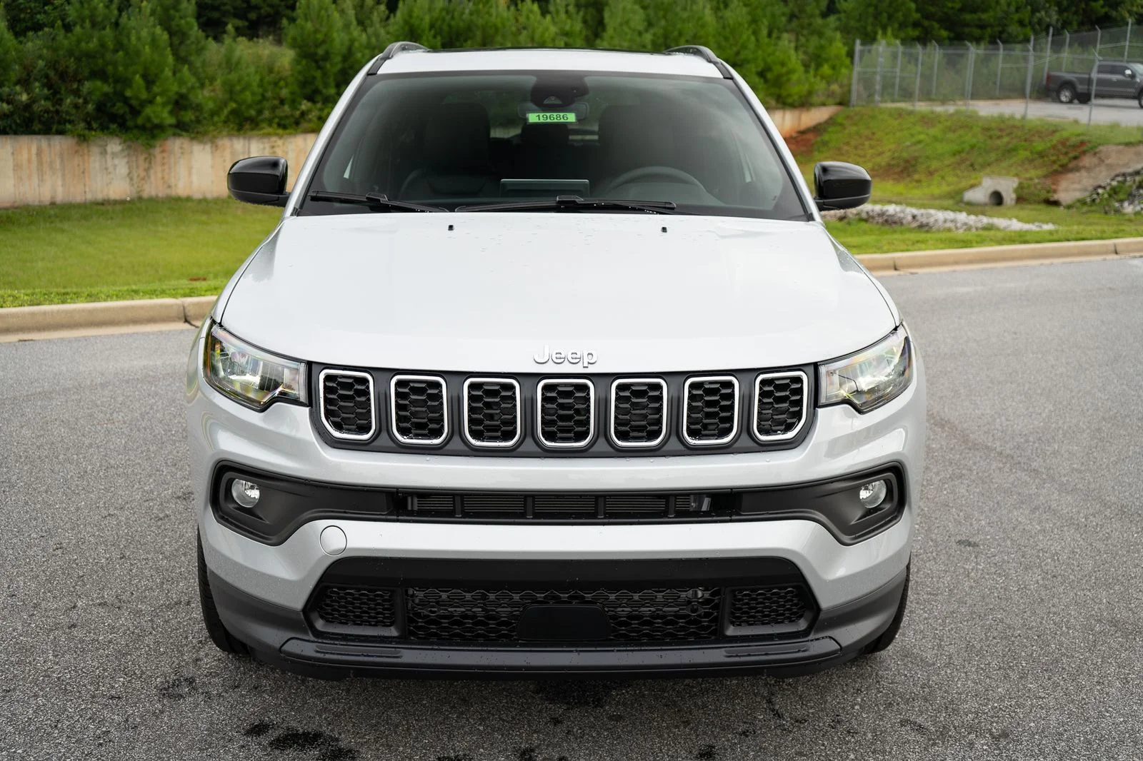 New 2026 Silver Zynith Metallic Clear-Coat Exterior Paint Jeep  image 2