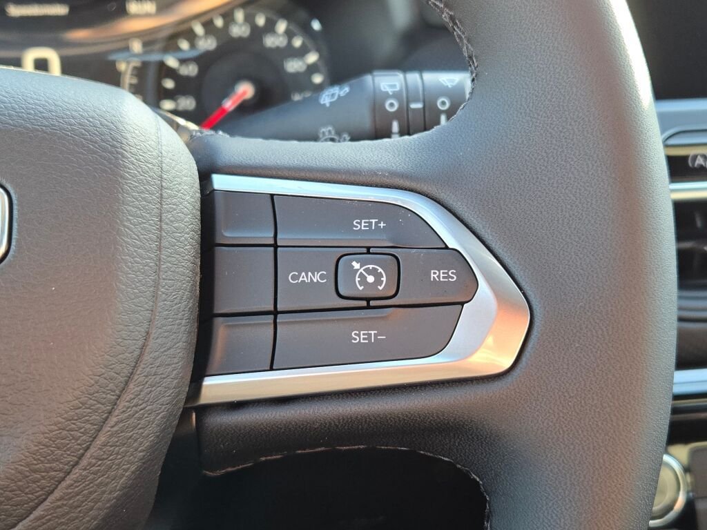 New 2026 Diamond Black Crystal Pearl-Coat Exterior Paint Jeep Latitude image 29