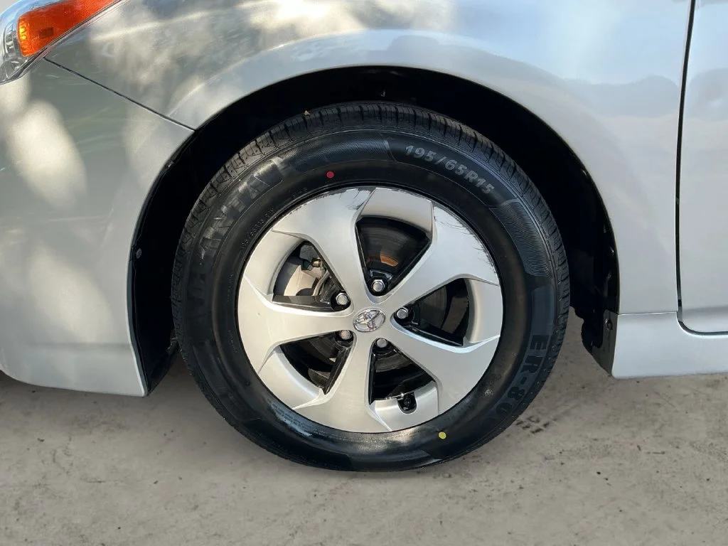Used 2015 Silver Toyota Three image 13
