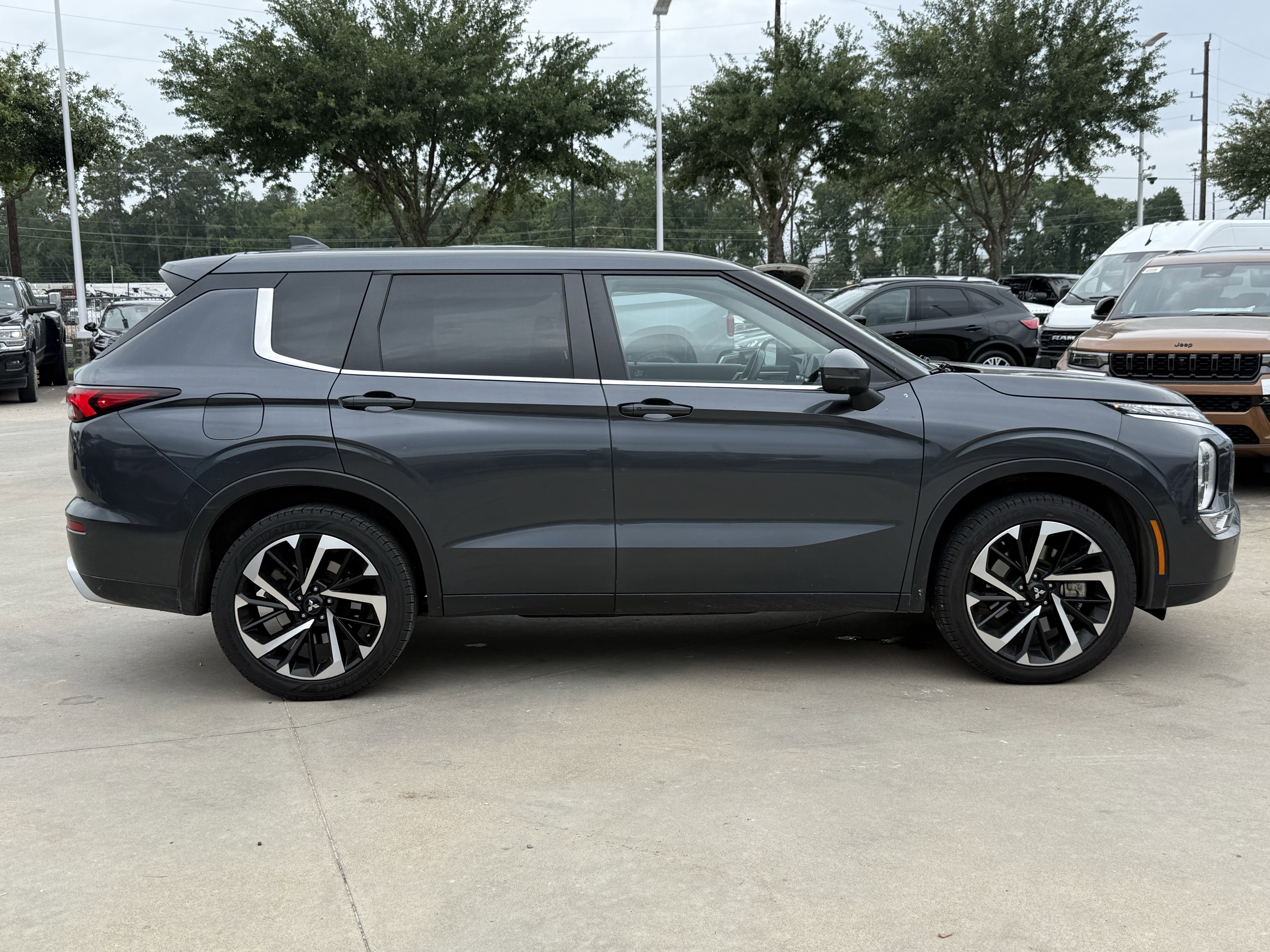 Used 2024 Gray Mitsubishi SE image 3