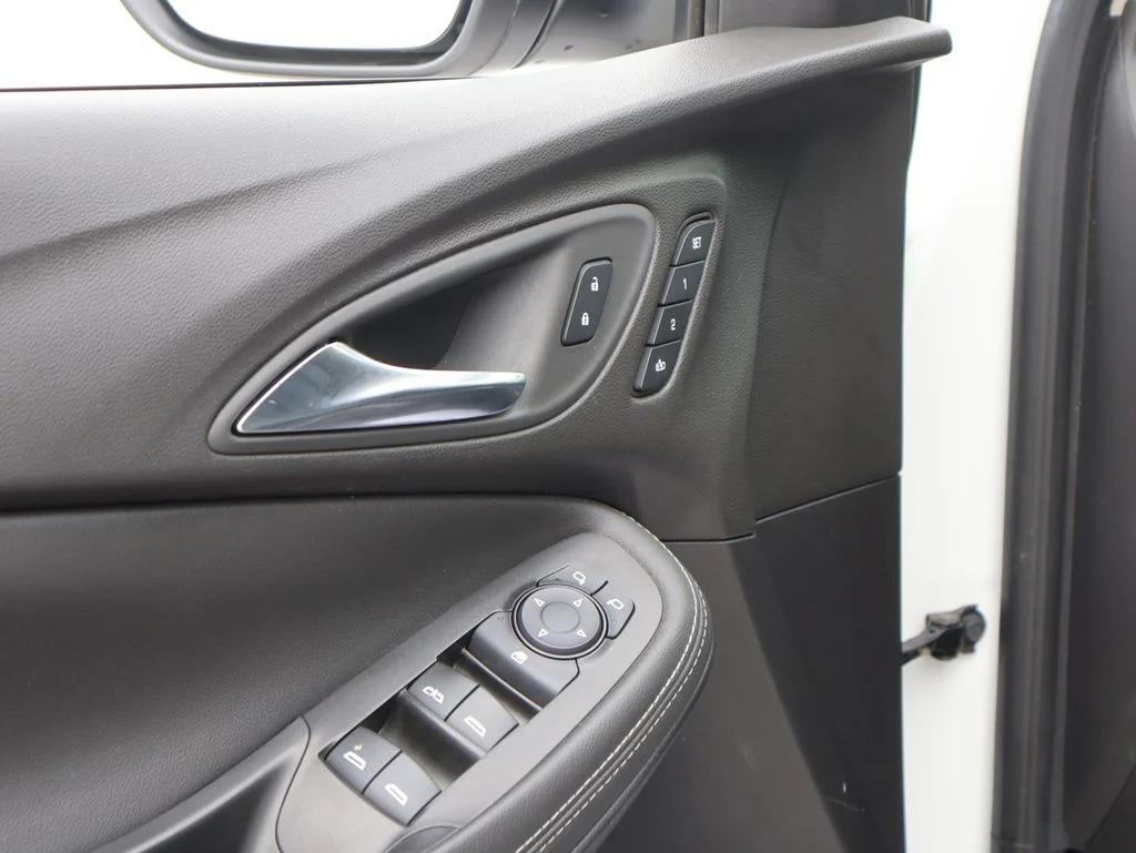 Used 2023 White Buick Essence image 22