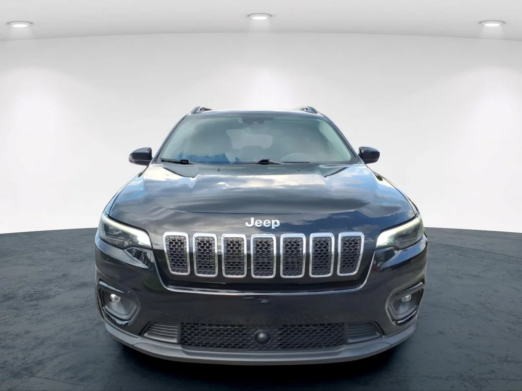 Used 2022 Black Jeep Latitude Lux image 3