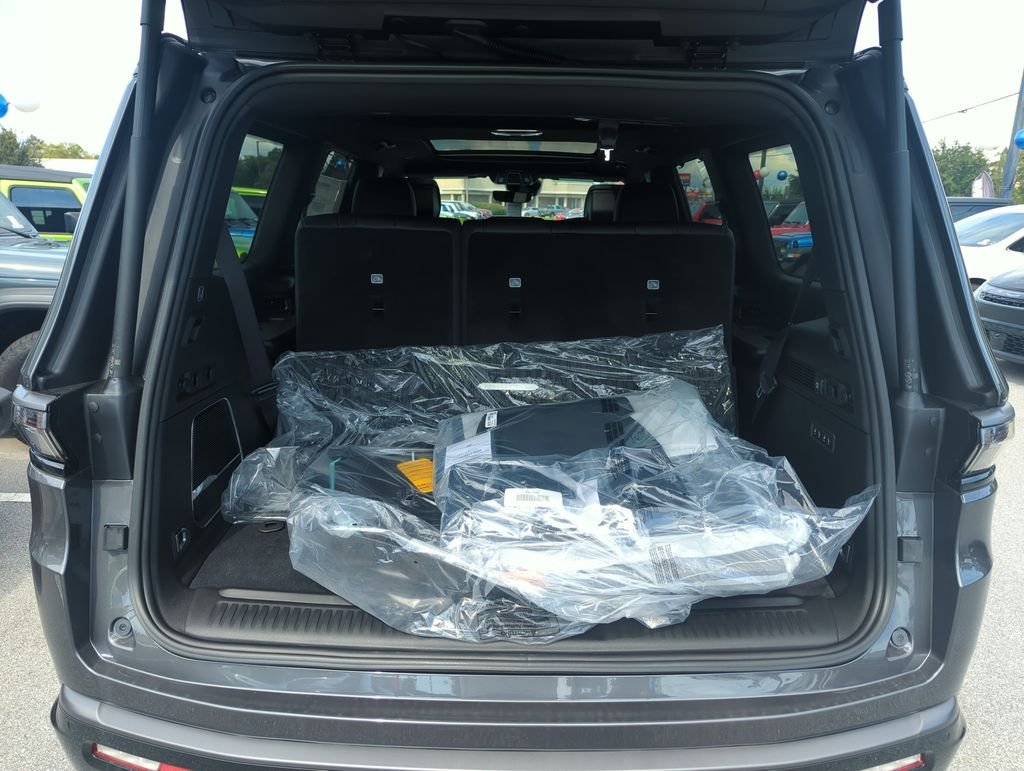 New 2026 Baltic-Gray Metallic Clear-Coat Exterior Paint Jeep Limited Reserve image 32