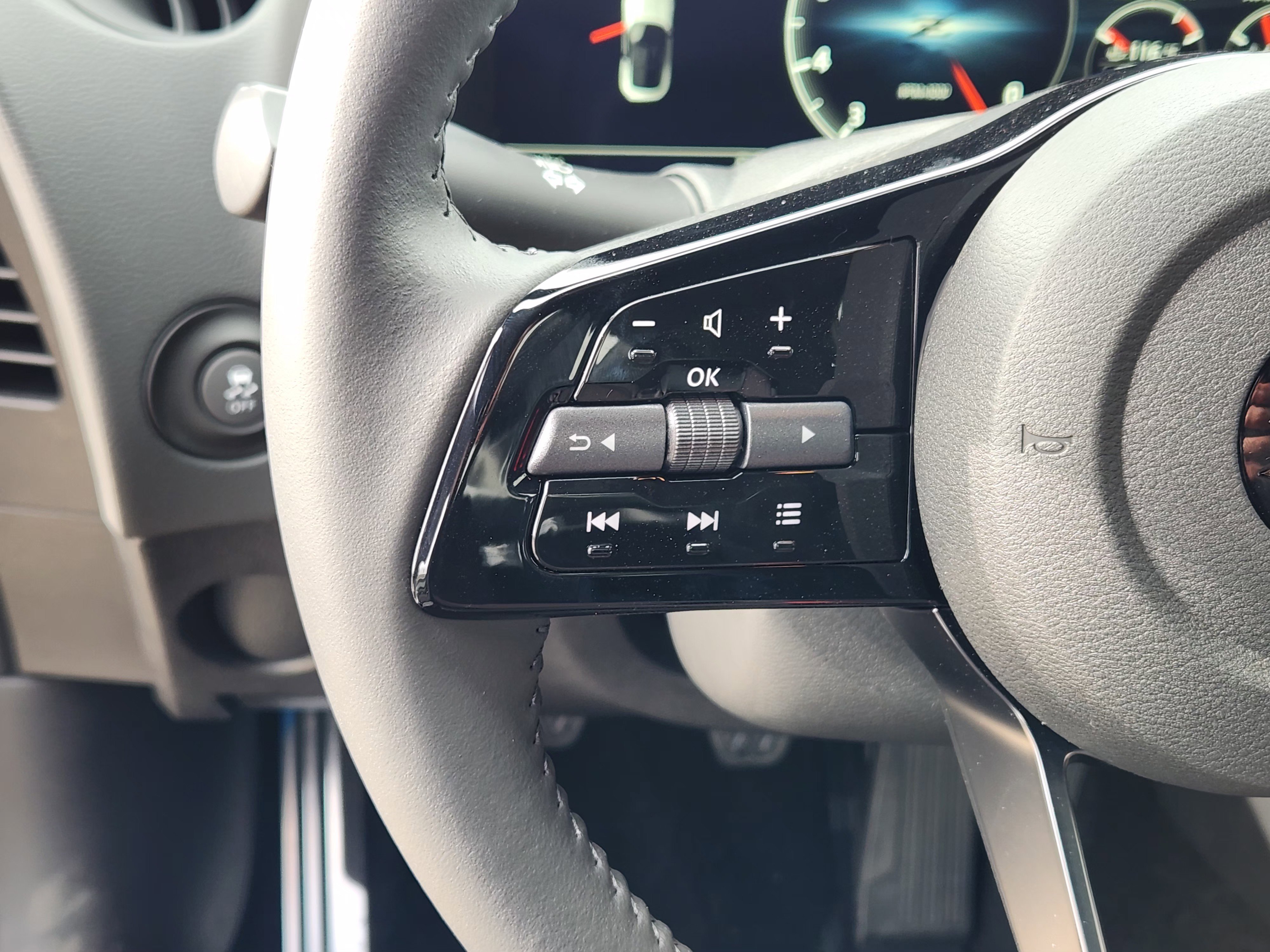 New 2026 Boulder Gray Pearl / Super Black Two-tone Nissan Sport image 23