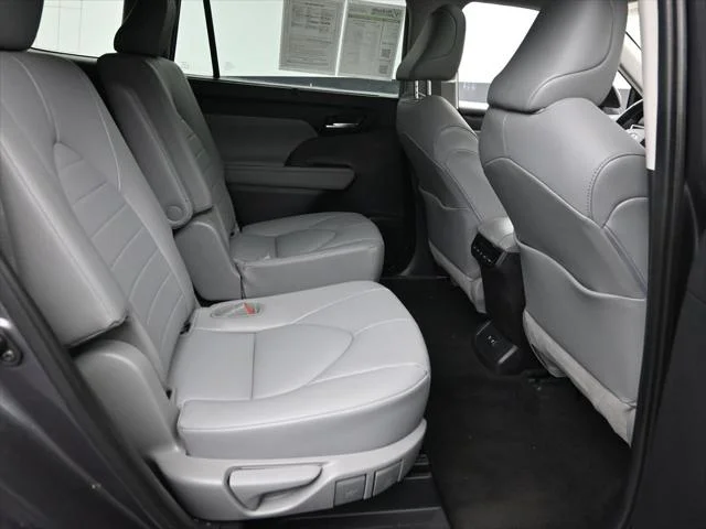 2021 Toyota Highlander XLE - Photo 9
