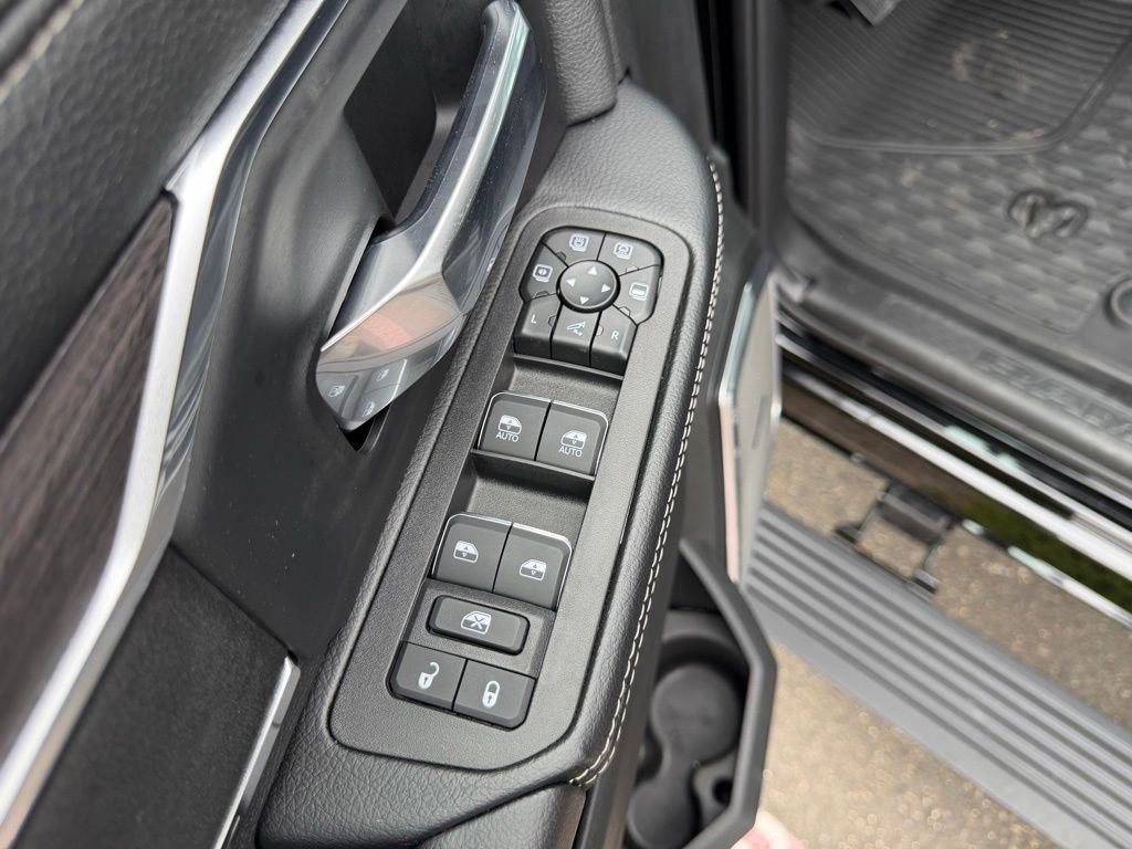 New 2026 Diamond Black Crystal Pearl-Coat Exterior Paint RAM Laramie image 13
