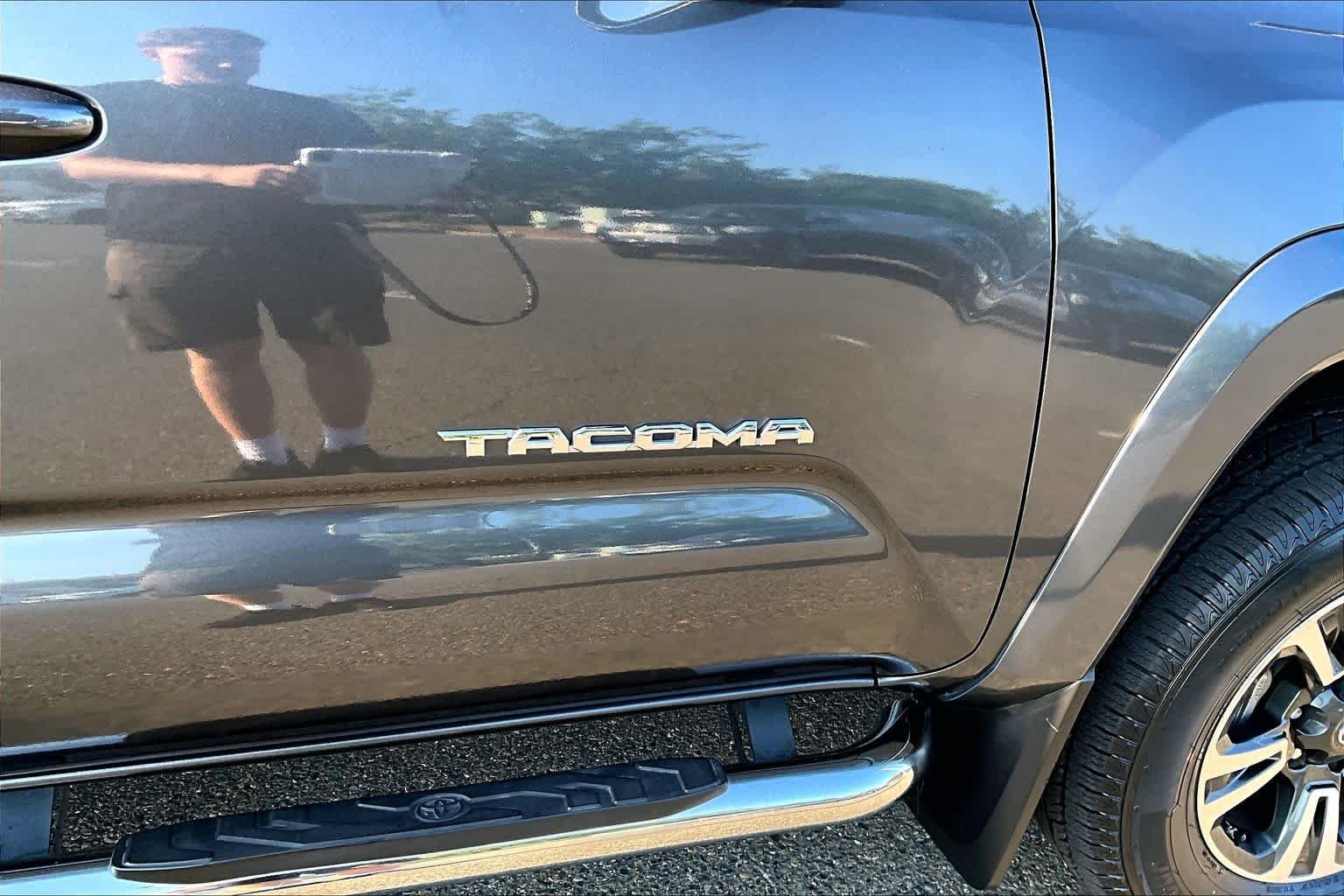 Used 2017 Magnetic Gray Metallic Toyota SR5 image 9