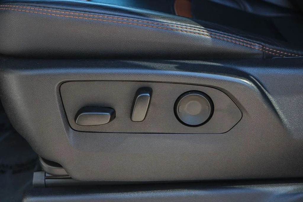 Used 2025 White GMC AT4 image 24