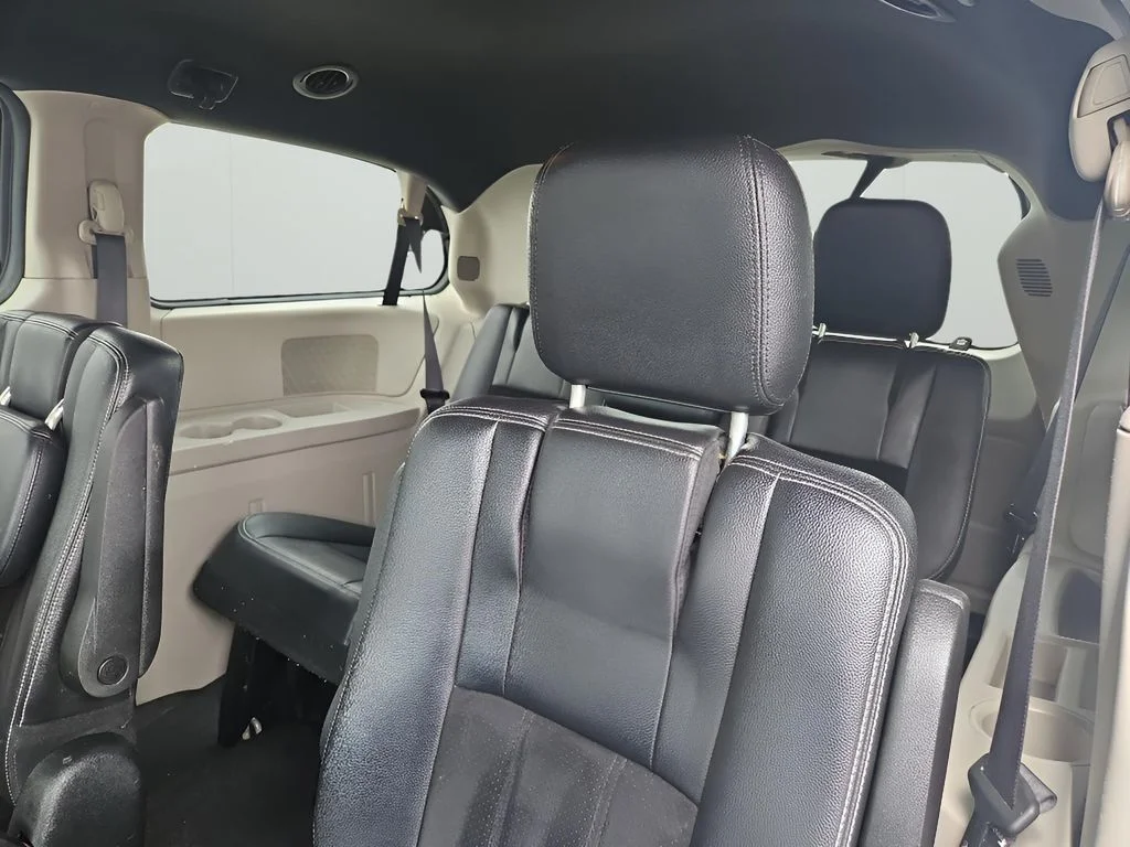 Used 2017 Granite Pearlcoat Dodge SXT image 16