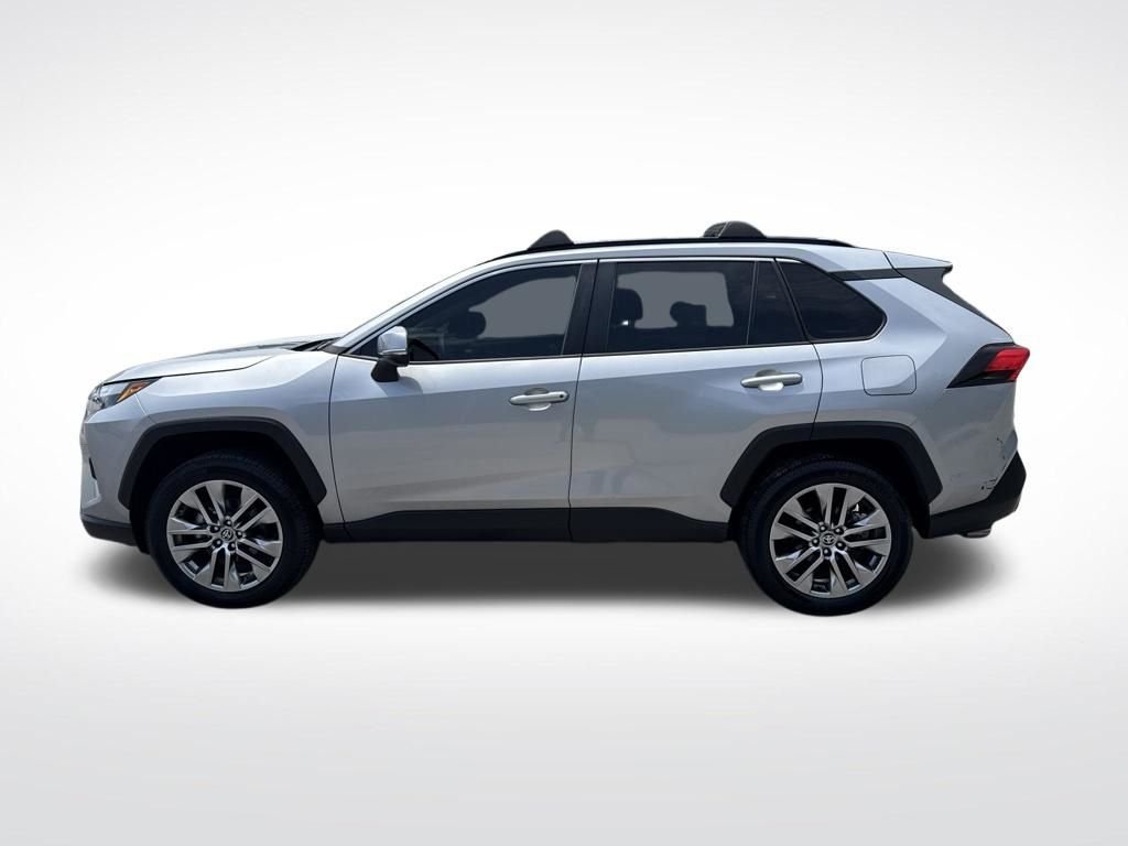 Used 2022 Silver Toyota XLE Premium image 8
