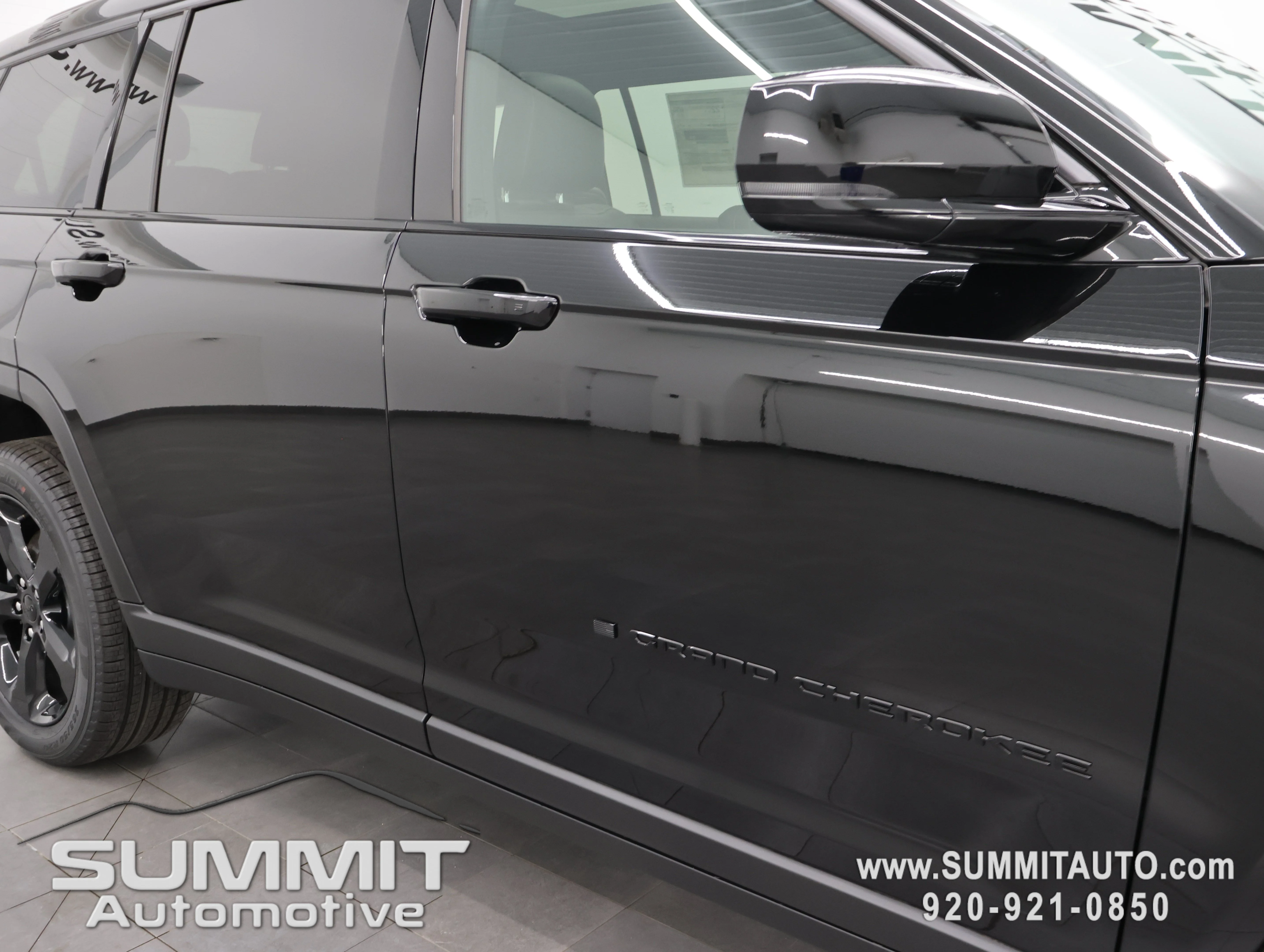 New 2026 Diamond Black Crystal Pearl-Coat Exterior Paint Jeep Limited image 25