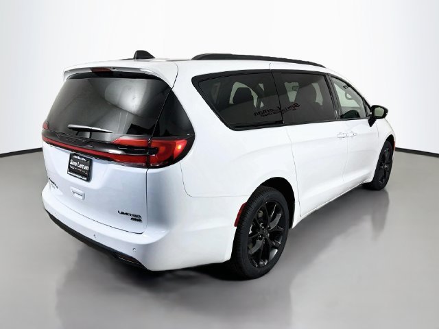 New 2027 Bright White Clear-Coat Paint Chrysler Limited image 7