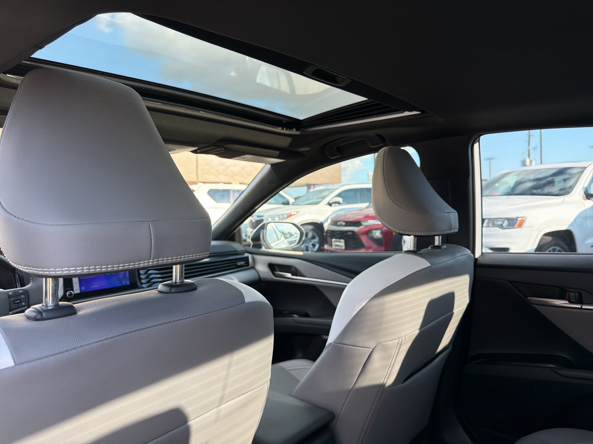 Used 2025 Ice Cap Toyota SE image 25
