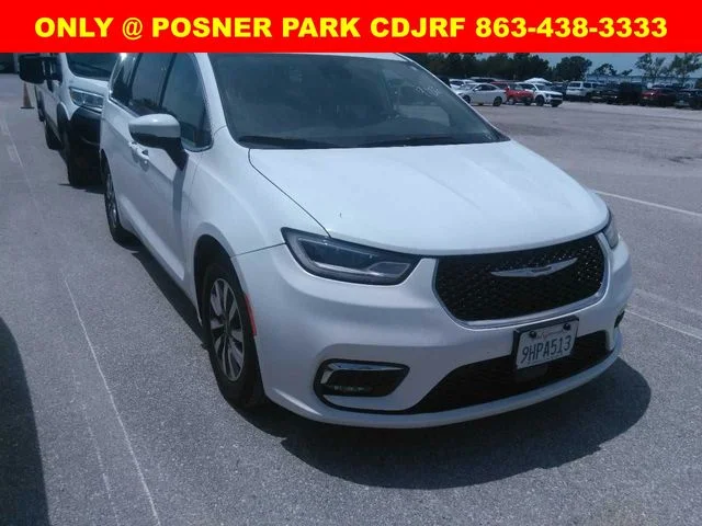 2023 Chrysler Pacifica Hybrid's photo