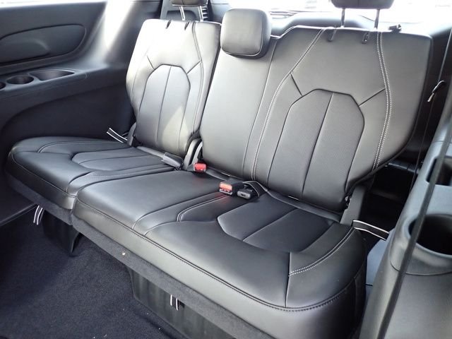 New 2026 Bright White Clear-Coat Exterior Paint Chrysler Select image 14