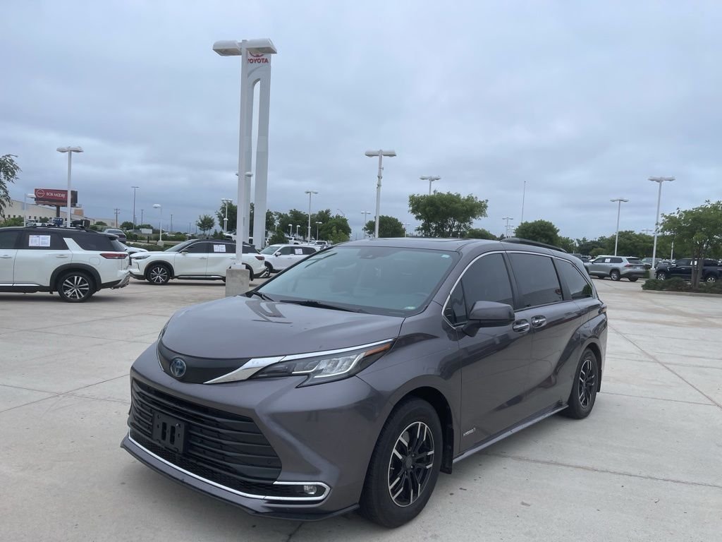 2021 Toyota Sienna XLE 8-Passenger Hybrid FWD's photo