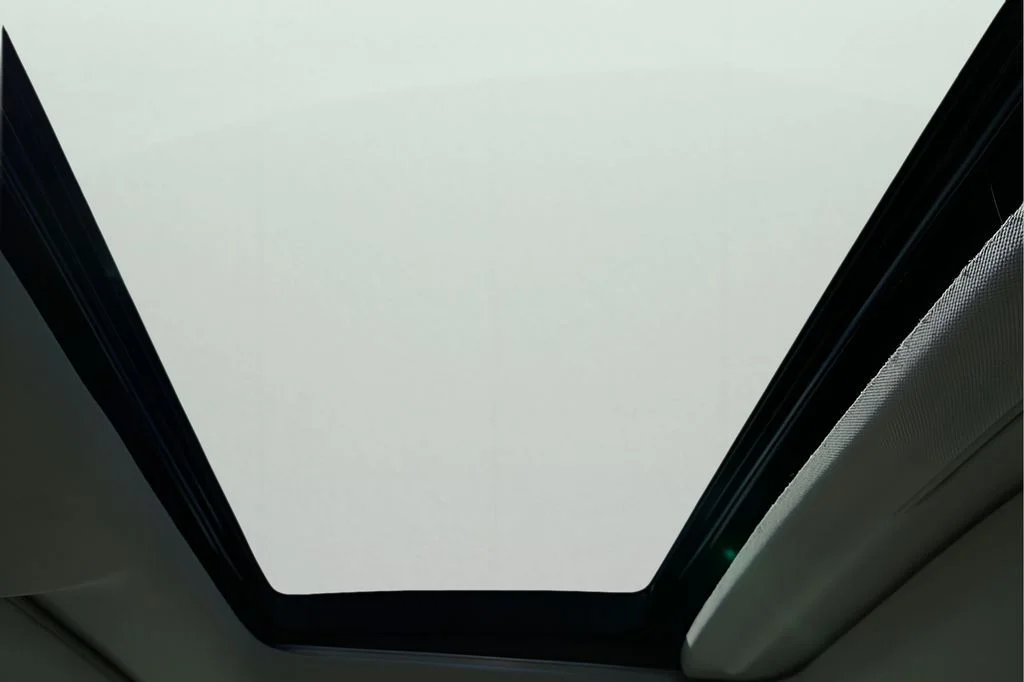 Used 2025 White Honda SE image 28