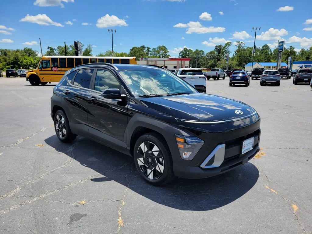 Used 2025 Black Hyundai SEL image 8