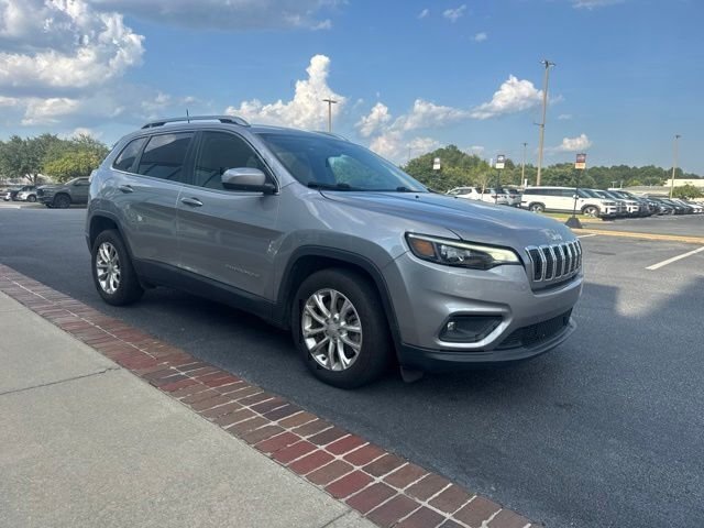 Used 2019 Silver Jeep Latitude image 3