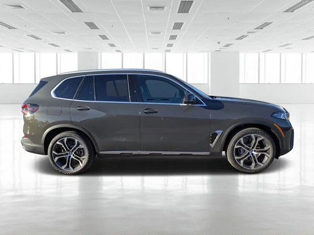 New 2026 Dravit Grey Metallic BMW sDrive40i image 3