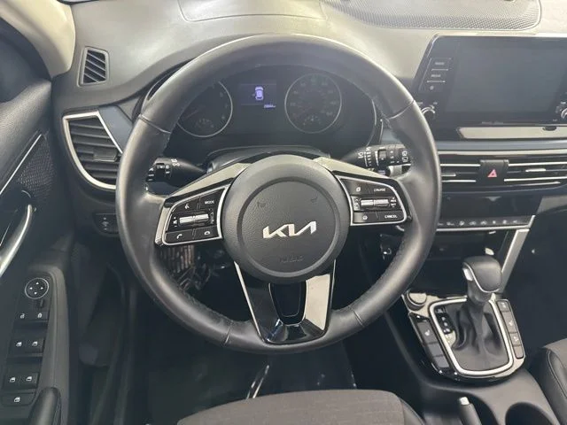 Used 2023 White Kia S image 28