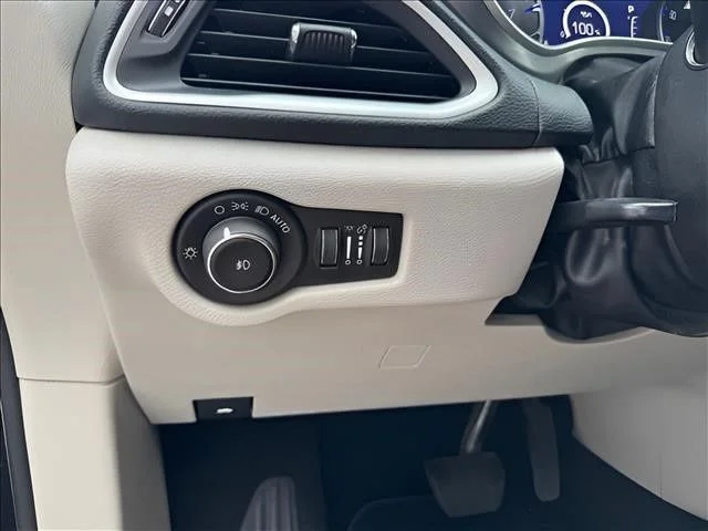 Used 2023 Black Chrysler Touring L image 18