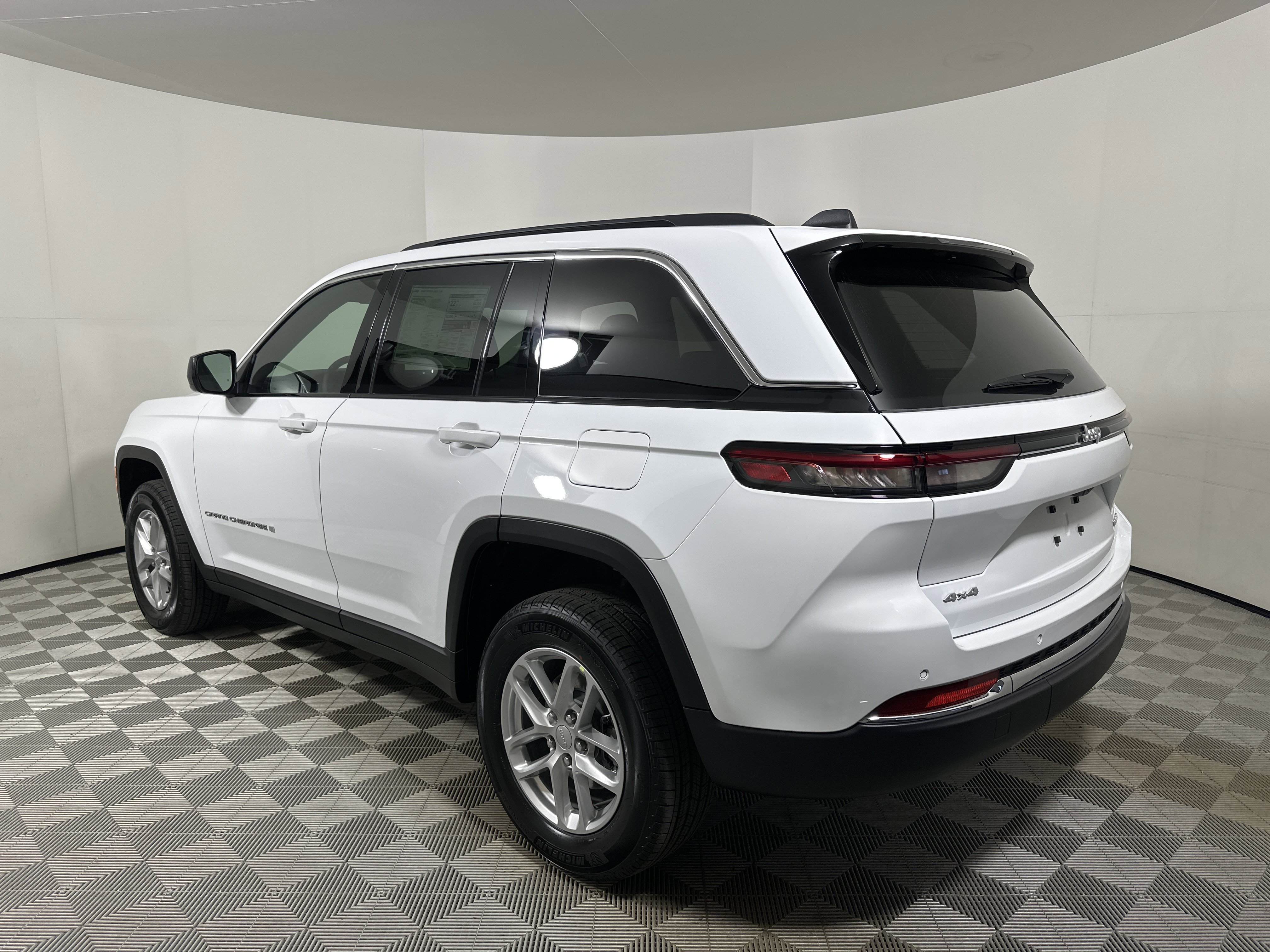 New 2026 Bright White Clear-Coat Exterior Paint Jeep Laredo X image 5