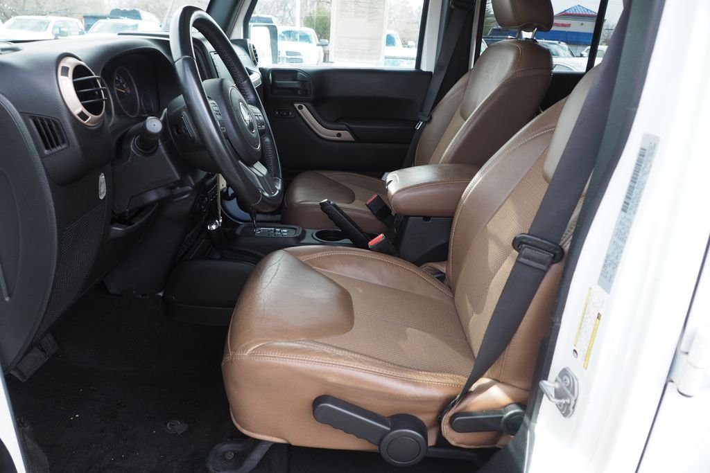 Used 2017 White Jeep Unlimited Sahara image 13